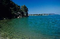 Γαλαζοπράσινα νερά στον Κάλαμο Λευκάδας