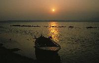 Βάρκα στη λιμνοθάλασσα του Αμβρακικού κόλπου το ηλιοβασίλεμα
