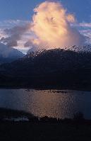 Άποψη της λίμνης Ισμαρίδας με αργυροπελεκάνους και τον ορεινό όγκο της Ροδόπης στο βάθος