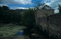 Εγκαταλελειμμένο κτίσμα και ανοικτά νερά στις πηγές Αραβησσού