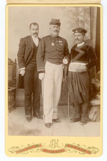 1 φωτογραφία του Πάνου Κουρτζή και δύο υπαλλήλων του Γερμανικού Υποπροξενείου Μυτιλήνης