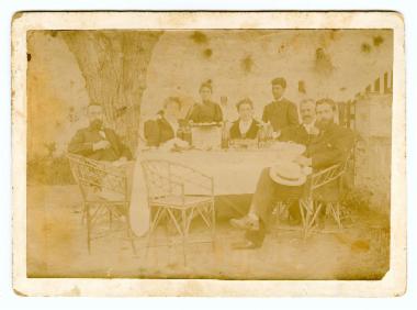 1 φωτογραφία του Πάνου και της Μυρσινιώς Κουρτζή με καλεσμένους στη βίλα Μιδάτ