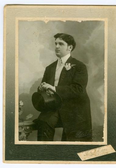 1 φωτογραφία του Μίτσα Κουρτζή σε νεαρ ή ηλικία