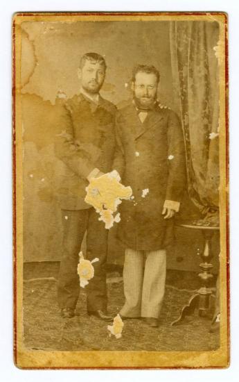 Φωτογραφία 2 ανδρών σε φωτογραφείο της Κωνσταντινούπολης