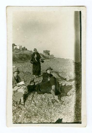 1 φωτογραφία του Γιώργου Κουρτζή, της Λόπας Γούτου και της μητέρας της