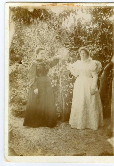 1 φωτογραφία της Μυρσινιώς Κουρτζή με την Χαρίκλεια Σουρλάγκα στον κήπο της βίλας Μιδάτ