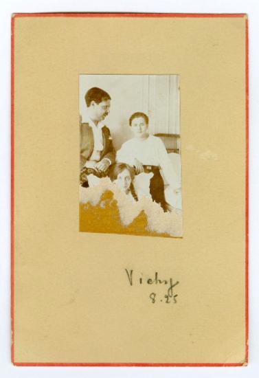 1 φωτογραφία του Μίτσα, του Νέλλου και της Λιόλιας Κουρτζή σε νοσοκομείο του Vichy