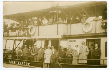 1 φωτογραφία του Γιώργου Κουρτζή και της Λόπας Γούτου σε πλοίο κατά τη διάρκεια ταξιδιού τους στην Γερμανία
