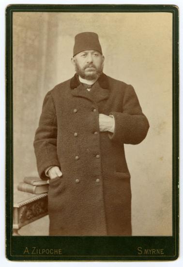 Φωτογραφία άνδρα με φέσι σε φωτογραφείο της Σμύρνης