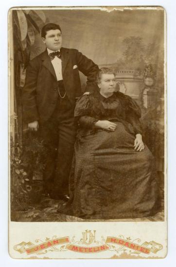 1 φωτογραφία του Μίτσα Κουρτζή και της γιαγιάς του Ευθυμίας Βασιλείου