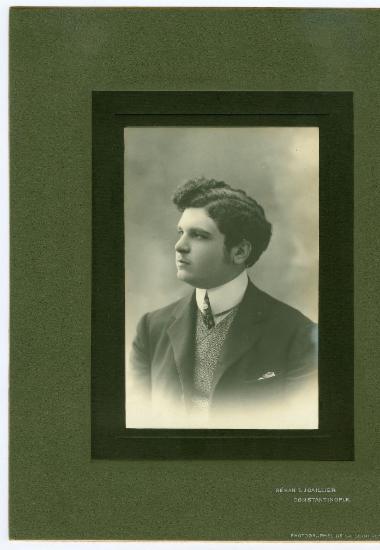 1 φωτογραφία του Μίτσα Κουρτζή σε νεαρ ή ηλικία στην Κωνσταντινούπολη