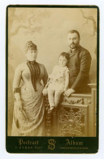 1 οικογενειακή φωτογραφία του Πάνου Κουρτζή με τη Μυρσινιώ και το Μίτσα σε παιδική ηλικία