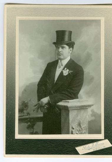 1 φωτογραφία του Μίτσα Κουρτζή σε νεαρ ή ηλικία με ημίψηλο