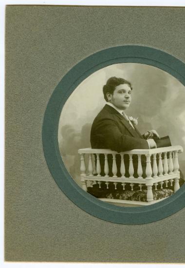 1 φωτογραφία του Μίτσα Κουρτζή σε νεαρ ή ηλικία