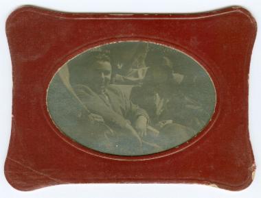 1 φωτογραφία του Μίτσα και της Λιόλιας Κουρτζή με το μικρό Νέλλο σε άμαξα στο Παρίσι