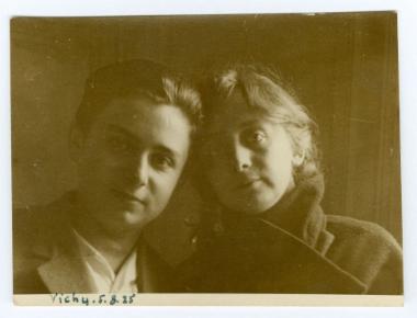 1 φωτογραφία της Λιόλιας και το υ Νέλλου Κουρτζή στο Vichy