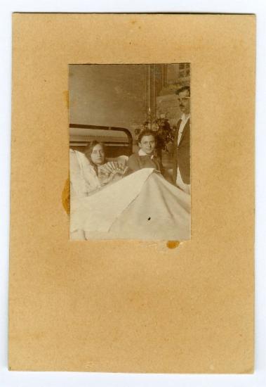 1 φωτογραφία του Μίτσα, του Νέλλου και της Λιόλιας Κουρτζή σε νοσοκομείο του Vichy