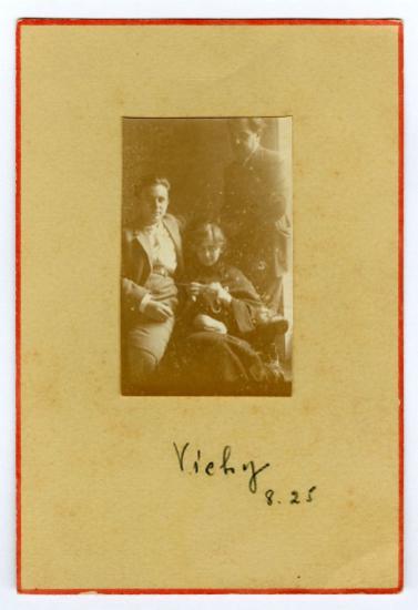1 φωτογραφία του Μίτσα, της Λιόλιας και του Νέλλου Κουρτζή στο Vichy