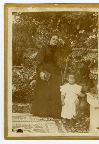 1 φωτογραφία της Χαρίκλειας Σουρλ άγκα με μικρό παιδί, στη βίλα Μιδάτ