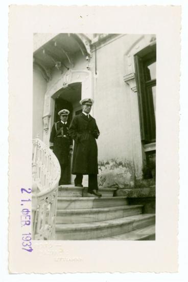 1 φωτογραφία μικρών διαστάσεων του Βασι λέως Γεωργίου εξερχόμενου από την οικία του Γιώργου Κουρτζή στο Κιόσκι
