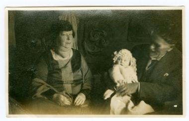 1 φωτογραφία του Πάνου με την Μυρσινιώ και την εγγονή τους Νέλλη Κουρτζή σε βρεφική ηλικία