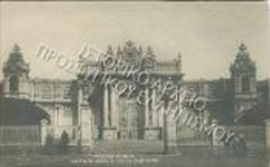 Η επίχρυση πύλη στο παλάτι του Ντολμά - Μπαξέ.