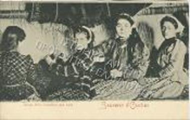 Ουσάκ. Νεαρές υφάντριες κατά την ύφανση ταπητών.