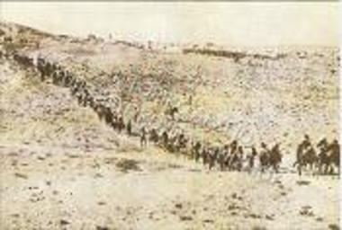Έλληνες του Πόντου σε πορεία, πηγαίνοντας στην εξορία σε έρημο της Ανατολίας.