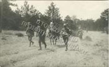 Μεταφορά τραυματία κατά τη μάχη στο ύψωμα 1799.