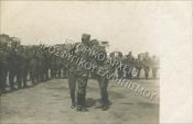 Απονομή τιμητικού μεταλλίου, κατά την ελληνική κατοχή της Σμύρνης.