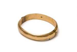 Gold bangle with hinge and clasp.