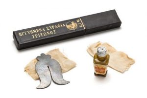 Magen, knife and styptic powder, belonged to Mohel Isaac Solomon.