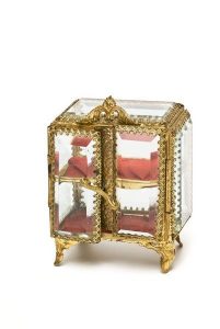 Crystal miniature cupboard with gold edges.
