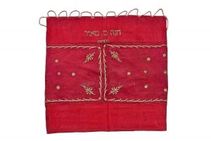 Tik (Torah case) wrapper, red silk satin, wine red gold embroidered silk satin, in secondary use, gold embroidered inscription, dedicated in the name of Hannah M