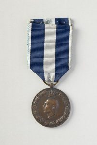 Medal of war 1940/41 awarded by the Ministry of Military Affairs to David Edgar Allalouf (1918 - 2003).