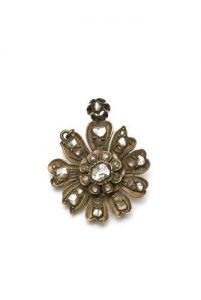 Gold pendant in flower shape set with diamonds.