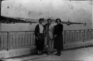 Group photograph next to the sea.