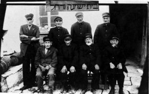 Jewish residents at the Ionnina Old Folks Home, Ioannina, before [1940].