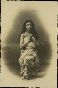Serena Mizrahi as Esther, Volos.
