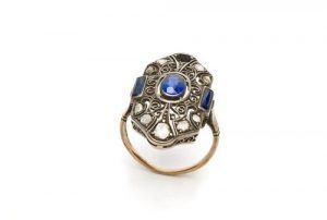 Gold filigree ring with three sapphires and nine brilliants