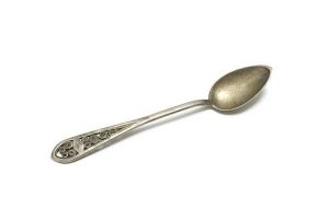 Silver cake spoon with filigree decoration.