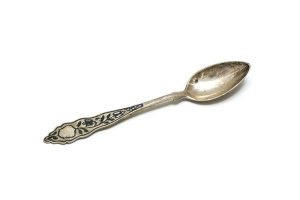 Silver cake spoon with floral decoration in niello.