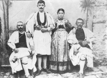 Ζευγάρι νεονύμφων και συμπέθεροι, οικογένειες Νασίκα και Μπέσιου, Σμίξη 1906