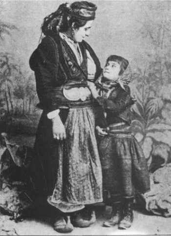 Μητέρα και κόρη, Κεφαλόβρυσο Πωγωνίου 1906