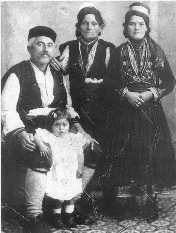 Family from Kefalovrysso , early 20th century