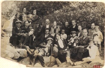 Relatives and friends in Amintaio in 1922