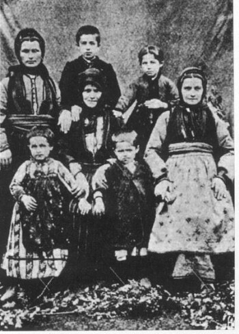 Arvanitovlach family from Flambouro near Florina, early 20th century