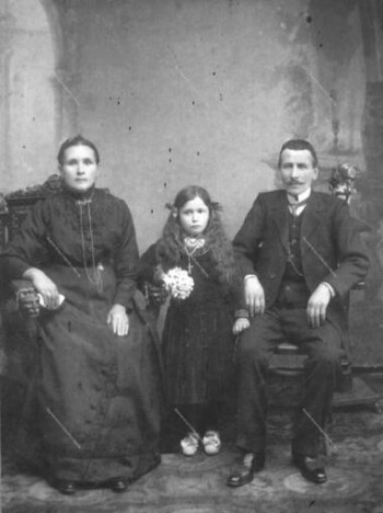 Anastasia, Kalypso and Stefanos Dimolaros, Monastiri in the beginning of the 20th century