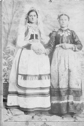 Anna Matoussi - Dossa and her cousin, Samarina - Tsotyli, 1910