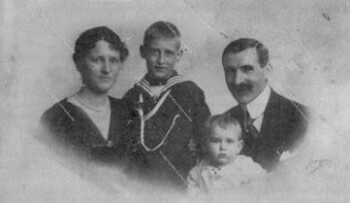 The tobacco merchant I. Nikou from Nymfaio with his family, Sweden, 1920s